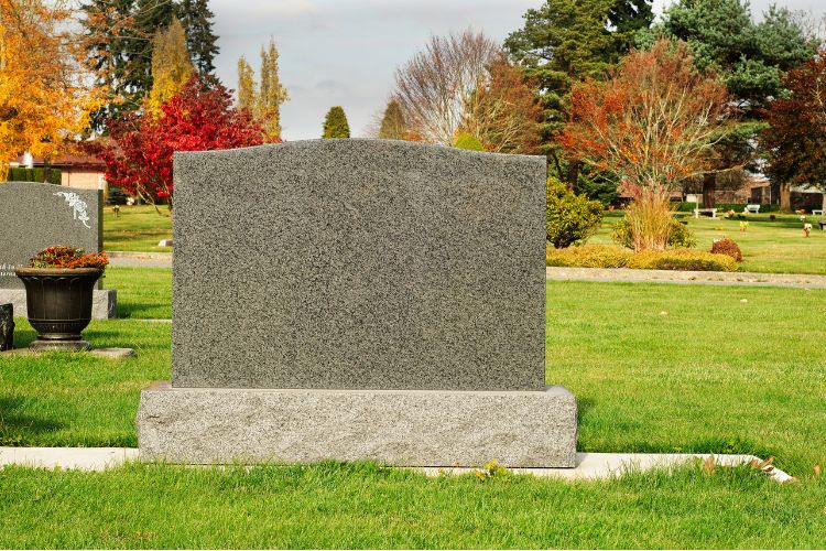 Hautakivi hautausmaalla, jossa ei ole tekstiä.