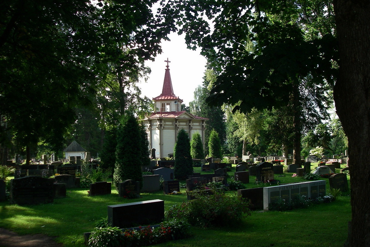 Vanha hautausmaa ja kappeli kesällä.